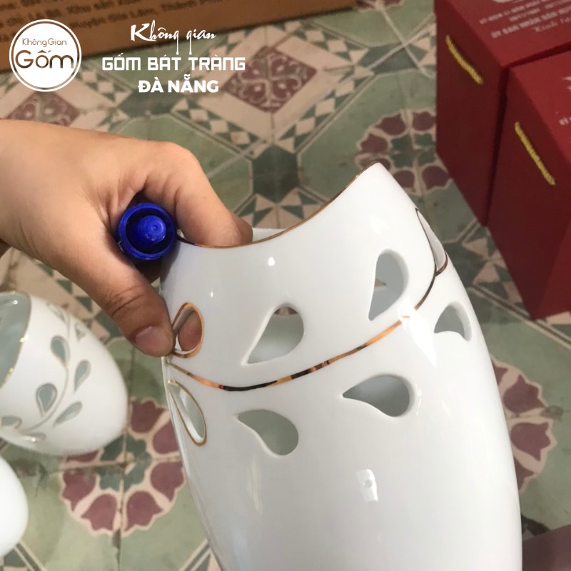 Lọ hoa in logo dáng miệng cá khoét màu trắng vẽ vàng LHQT-03 - Ảnh 4