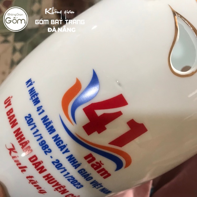 Lọ hoa in logo dáng miệng cá khoét màu trắng vẽ vàng LHQT-03 - Ảnh 5