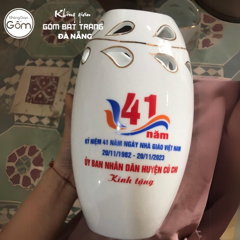 Lọ hoa in logo dáng miệng cá khoét màu trắng vẽ vàng LHQT-03 - Ảnh 3