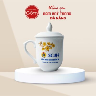 Ly sứ in logo màu trắng dáng ngọn lửa hoạ tiết hoa mai vàng LSQT-02