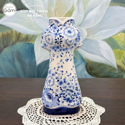 Alternative view of Lọ cắm hoa dáng Áo Dài men lam vẽ hoa dây cách điệu uốn lượn BTĐN-BH169