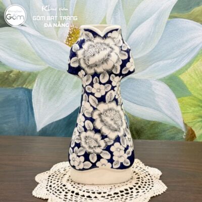 Alternative view of Lọ hoa gốm sứ dáng Áo Dài họa tiết mẫu đơn đại đóa men lam cổ BTĐN-BH172